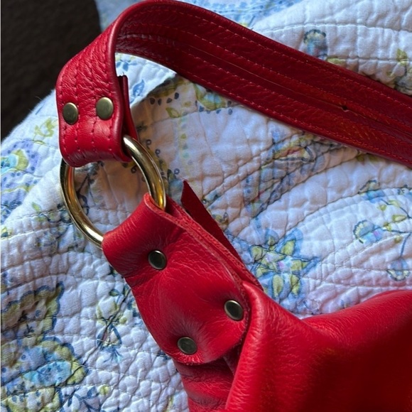 Red leather shoulder bag, soft and great for the holidays😊 - Picture 8 of 9